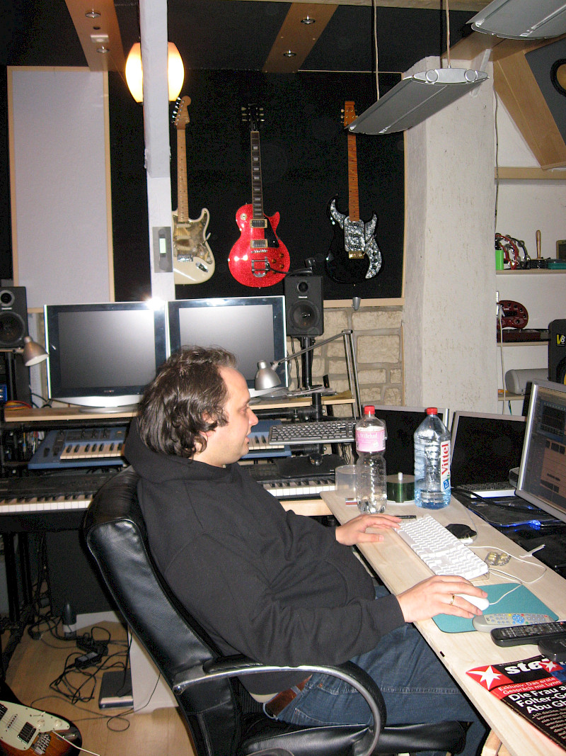 Produzent Sebastian Hackert im Studio